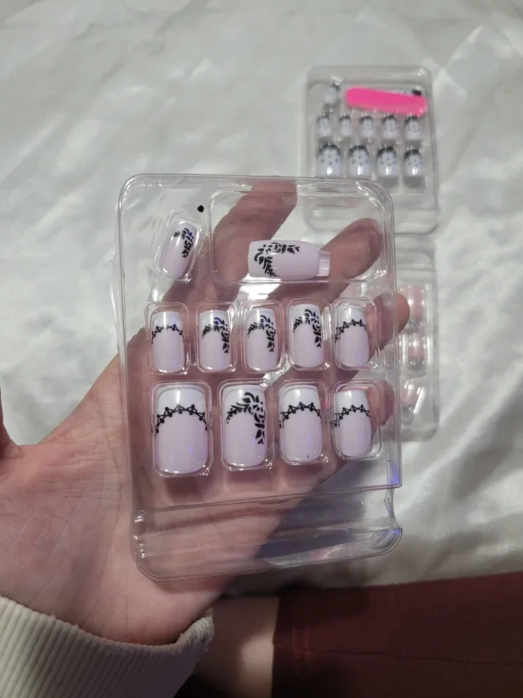 Press-on Nails Set - New in Package image indicator(3)