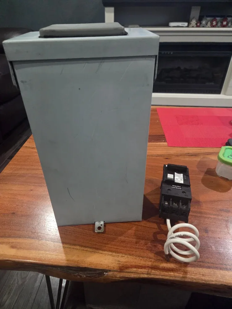 Siemens 40 Amp Circuit Breaker & Outdoor Load Center