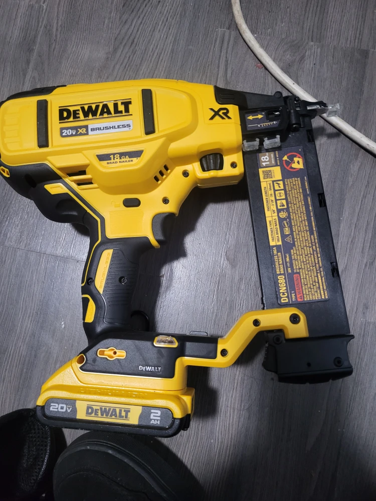Dewalt 20V XR Brushless 18GA Brad Nailer - photo 2
