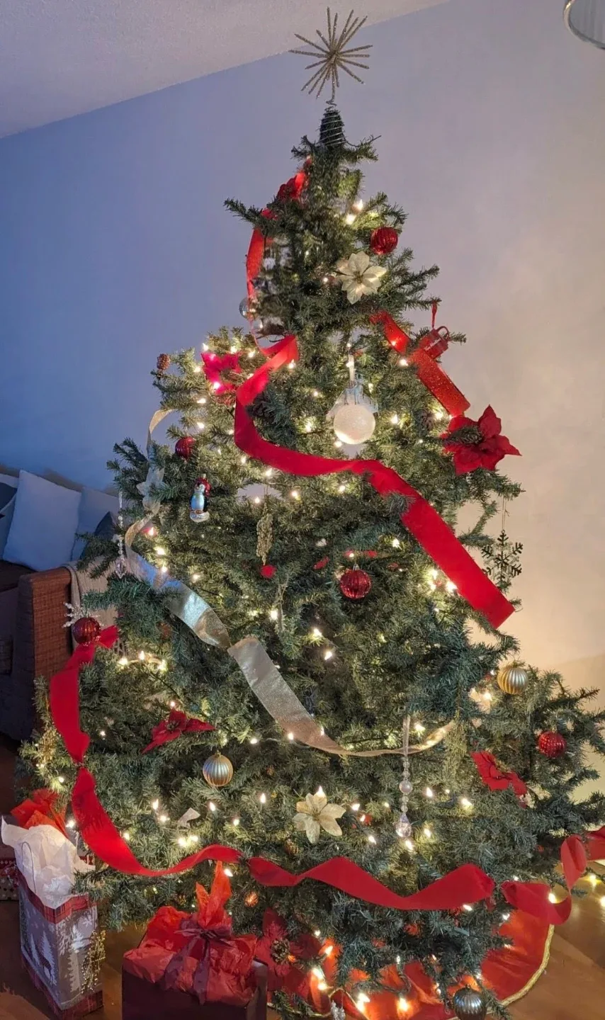 Approx. 7.5ft Artificial Christmas Tree with Storage Bag image indicator(3)