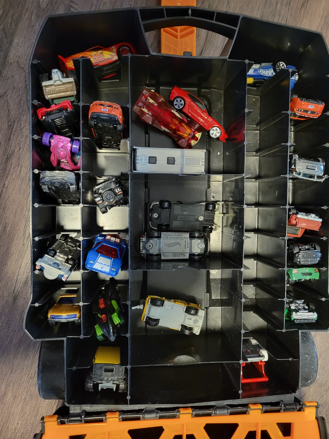 Hot Wheels Criss Cross Crash 100 Car Case (including some cars) - photo 3