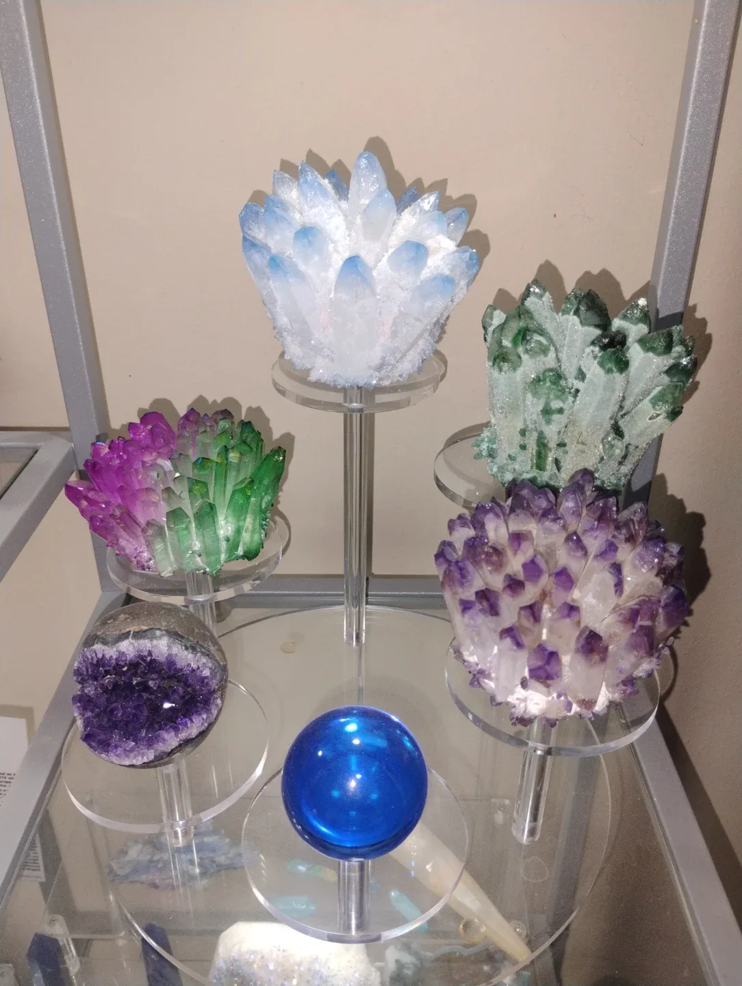 Assorted Decorative Crystals & Geodes image indicator(2)