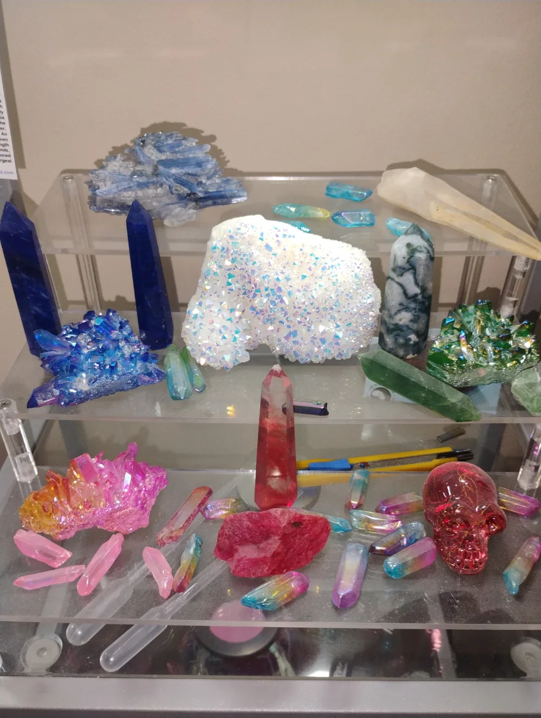 Assorted Decorative Crystals & Geodes image indicator(3)