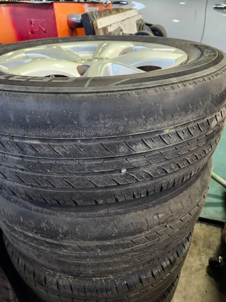 Set of 4 225/60R17 Tires on Nissan Rims image indicator(2)