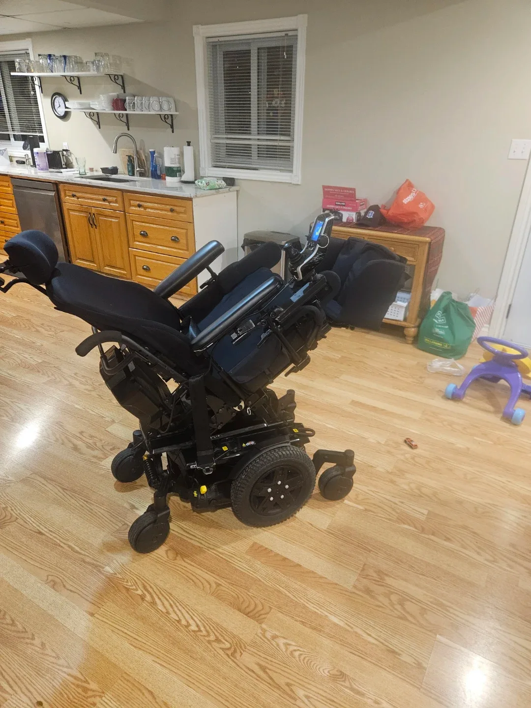 Quantum Edge 3 Power Wheelchair - Black image indicator(2)