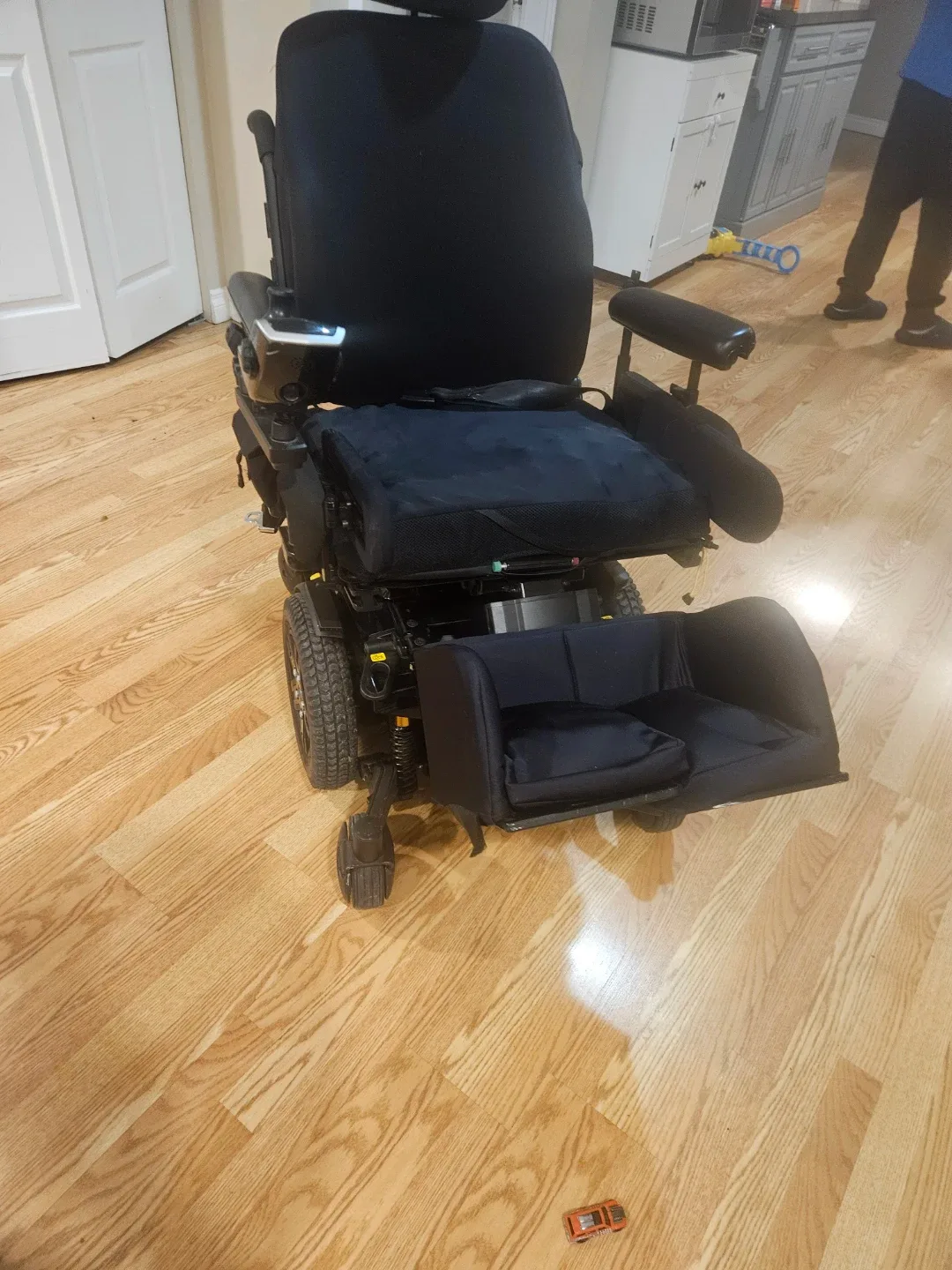 Quantum Edge 3 Power Wheelchair - Black image indicator(4)