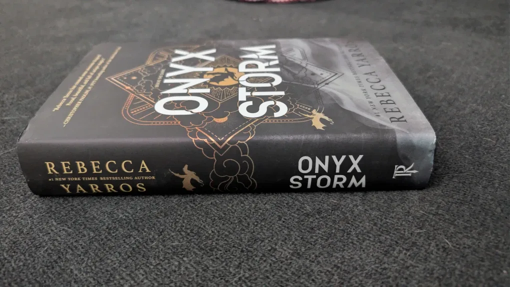 Onyx Storm by Rebecca Yarros image indicator(2)