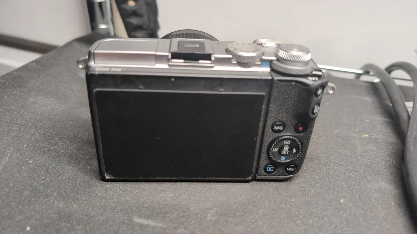 Canon EOS M6 Camera with 15-45mm Lens image indicator(3)
