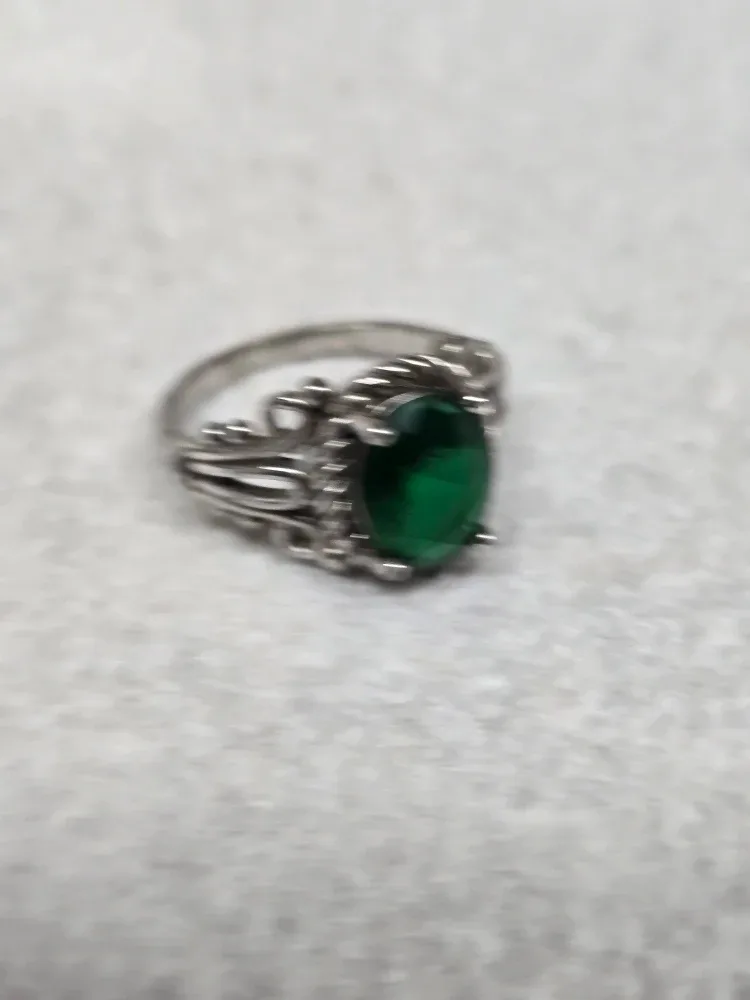 Vintage Green Stone Ring size 8-9 image indicator(5)