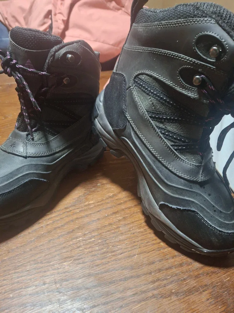 Womans Woods Winter Boots - Size 8