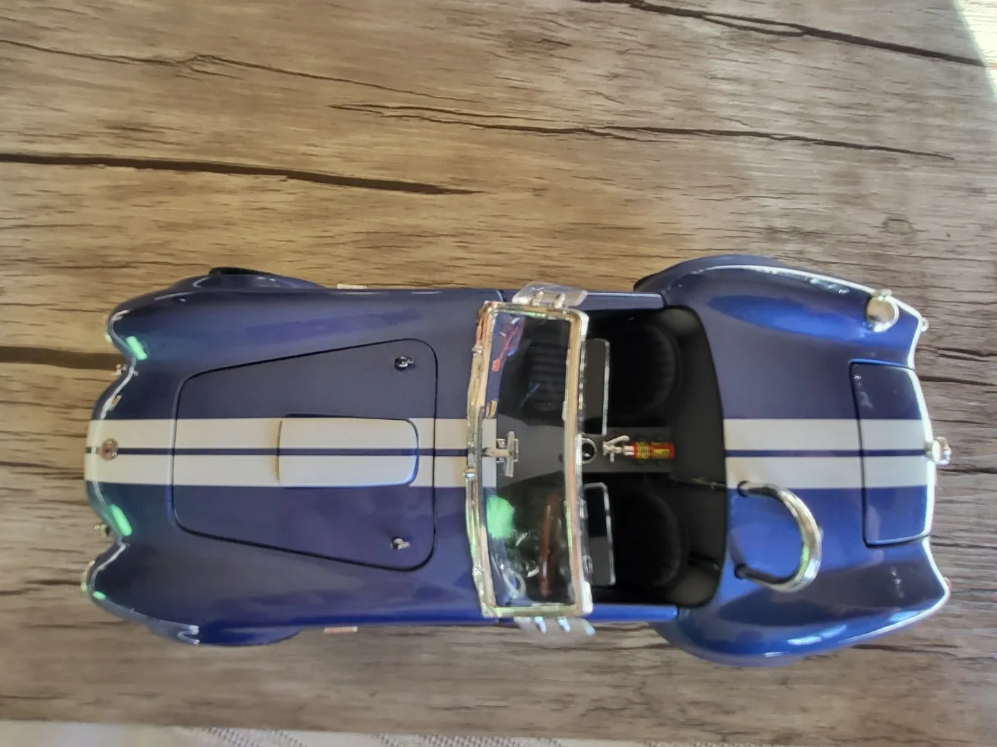 Shelby Cobra 427 Diecast Model Car 1:18 image indicator(3)