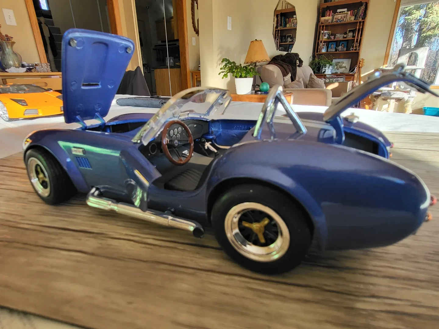 Shelby Cobra 427 Diecast Model Car 1:18 image indicator(4)