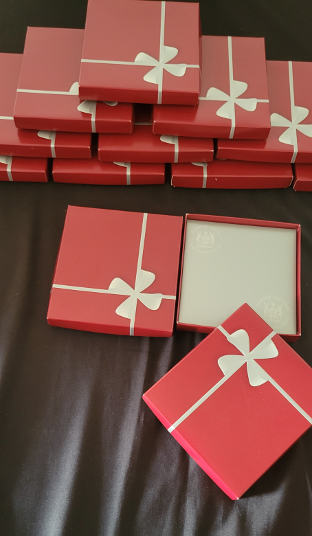 Red Gift Boxes with Silver Ribbon design - photo 5