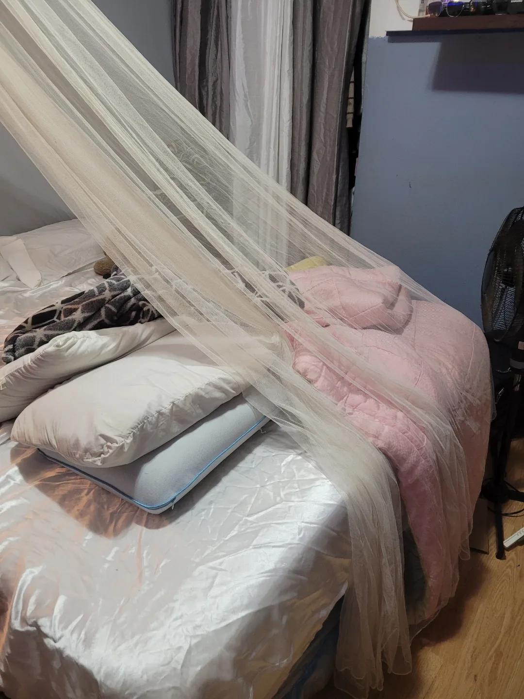 White Bed Canopy Netting image indicator(2)