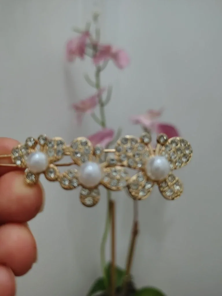 🚨🚨 FREE 🚨🚨 Gold Hair Clip with Pearls