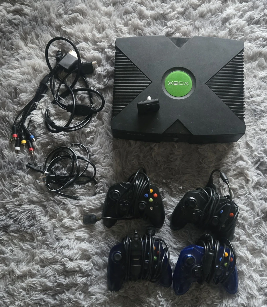 Original Xbox Console with 4 Controllers 30000 games
