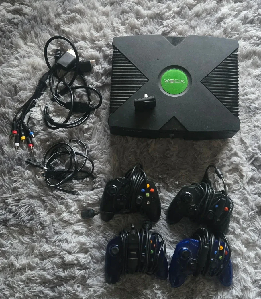 Original Xbox Console with 4 Controllers 30000 games