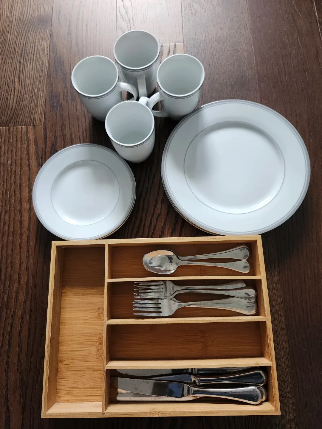 Dishes Set with Cutlery Organizer