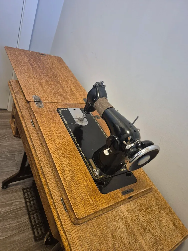Antique 'Comrie' Treadle Sewing Machine image indicator(5)