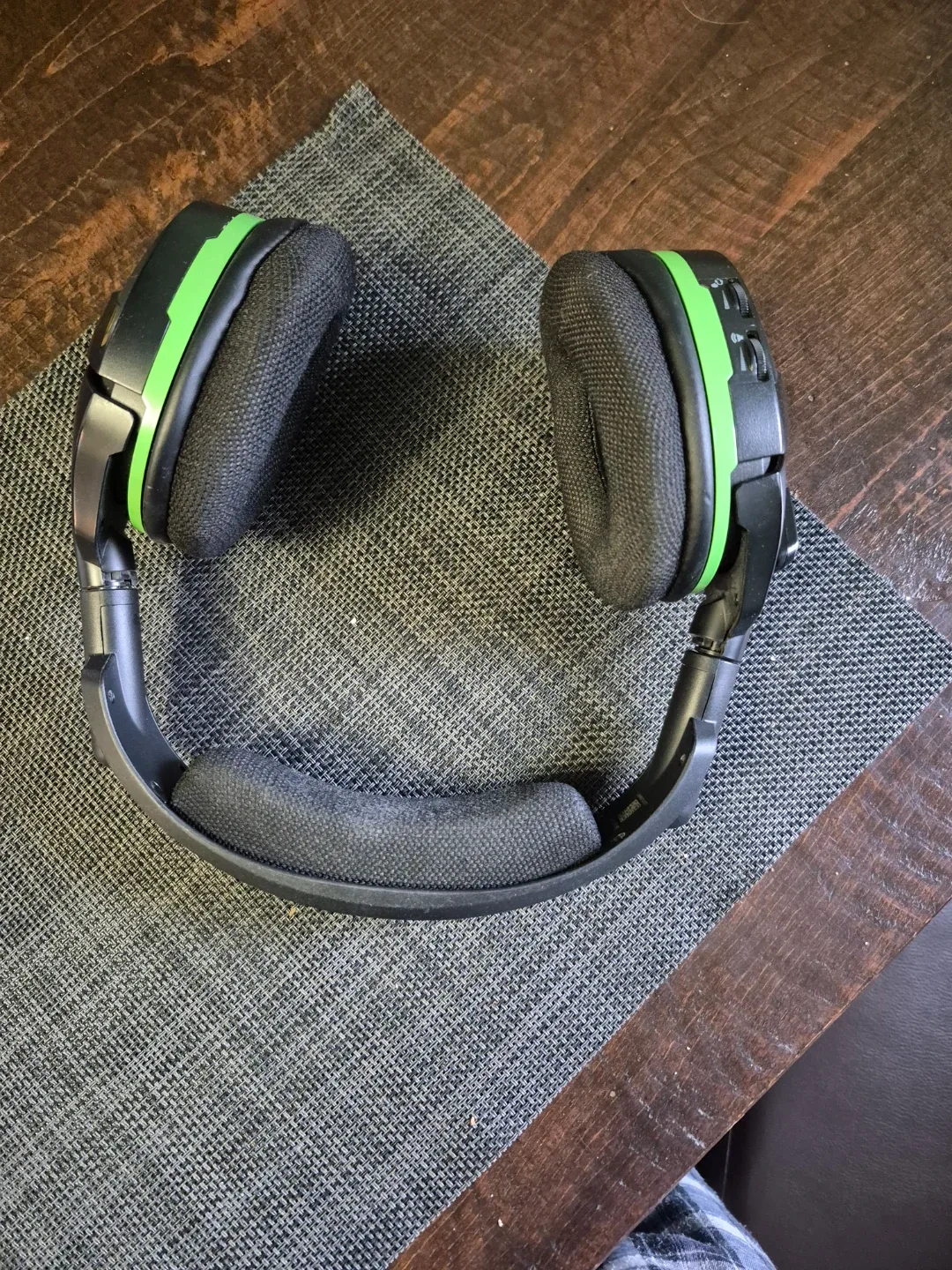 Xbox Elite Wireless Controller Series 2 & Turtle Beach Headset image indicator(3)