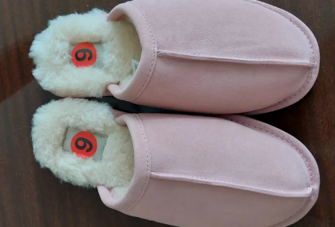 UGG Women's Slippers - Size 6 image indicator(8)