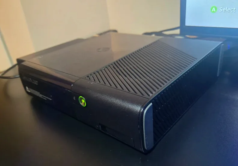 XBOX 360E / CLEAN / TESTED / READY TO PLAY image indicator(2)