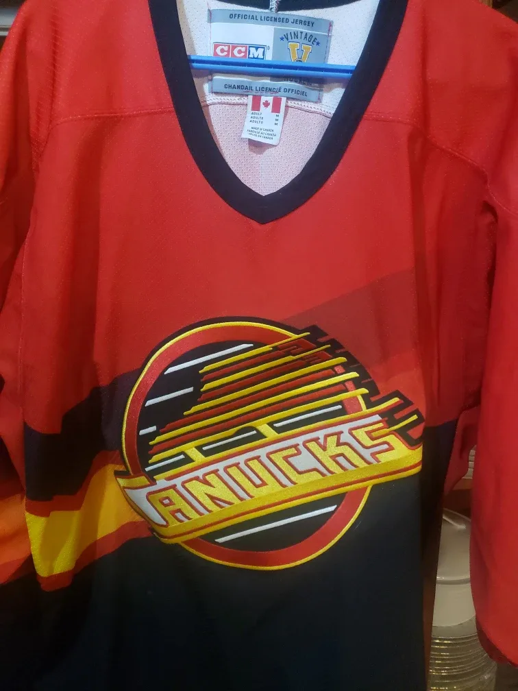 CCM Vintage Vancouver Canucks Jersey - Size M image indicator(2)