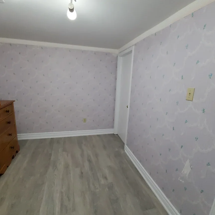 Room for rent 700$ image indicator(4)