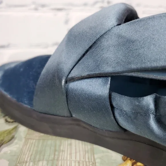 Mercedes Castillo Blue Velvet Slip-On Sneakers Size 6.5 image indicator(7)