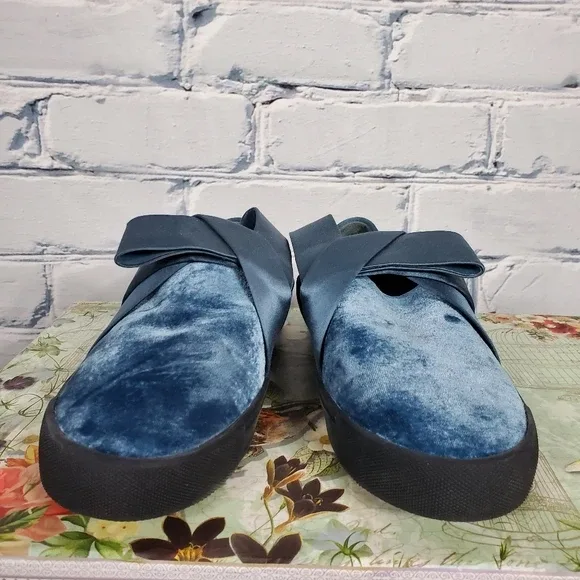 Mercedes Castillo Blue Velvet Slip-On Sneakers Size 6.5 image indicator(8)