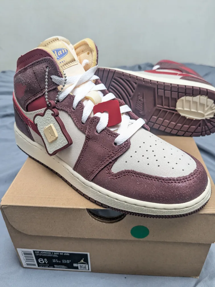 Nike Air Jordan 1 Mid SE - Youth Size 6.5 / Women's size 8