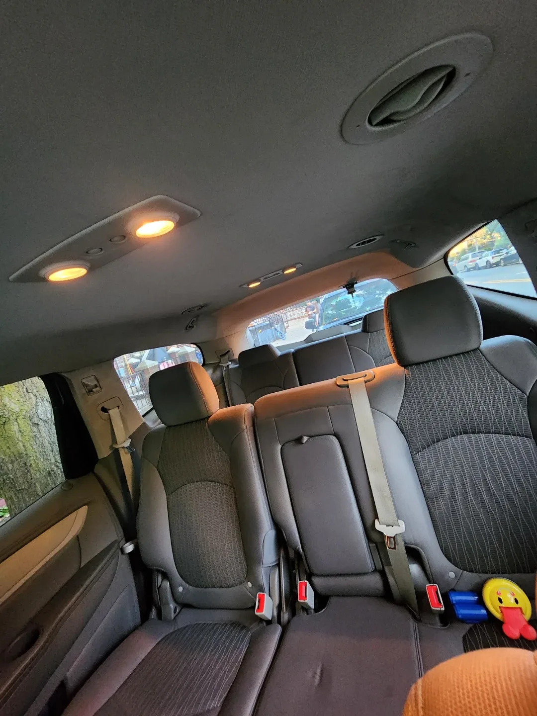 Silver Chevrolet Traverse SUV image indicator(6)