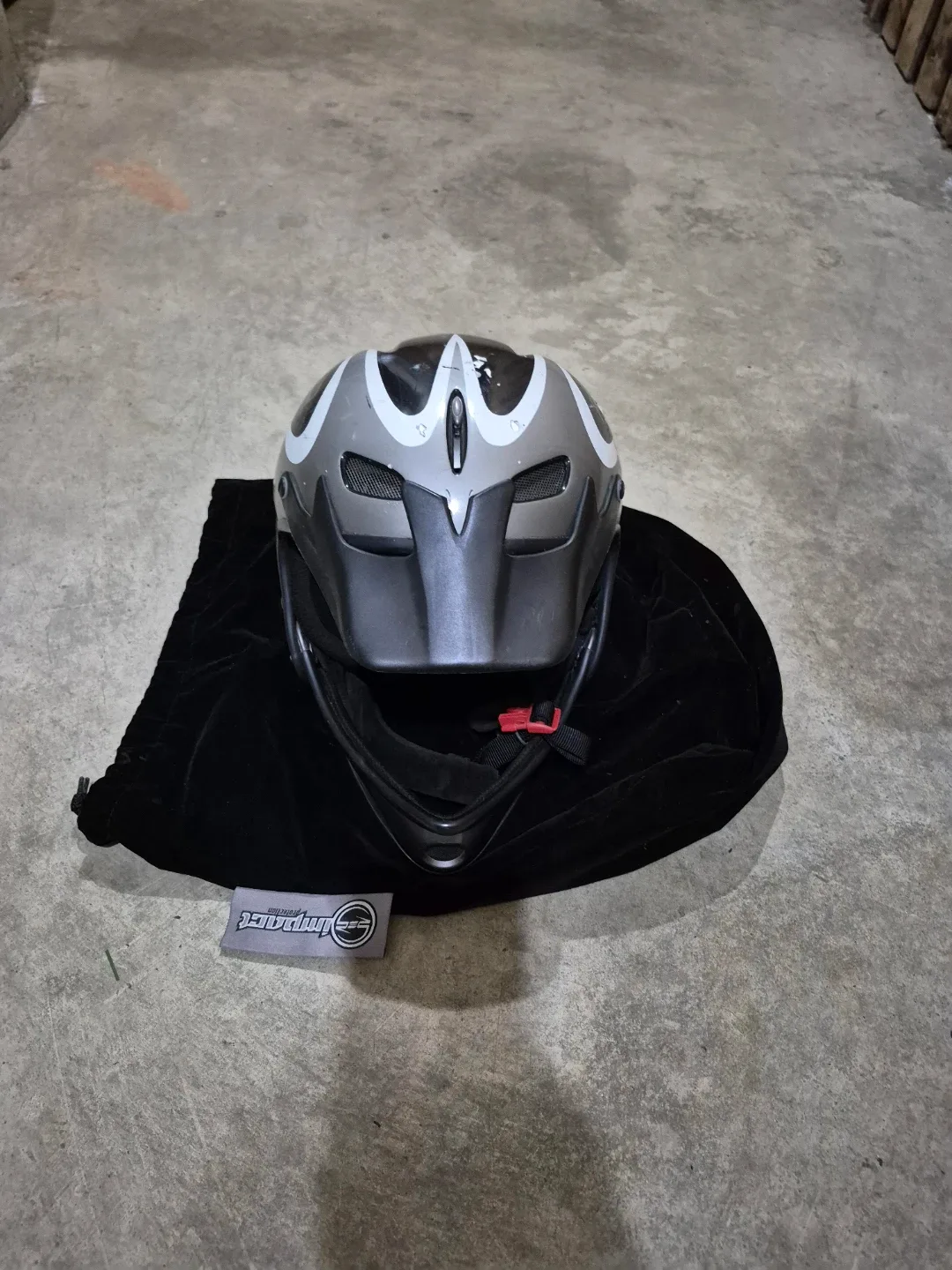 Full Face Helmet - Silver/Black - Burton image indicator(2)