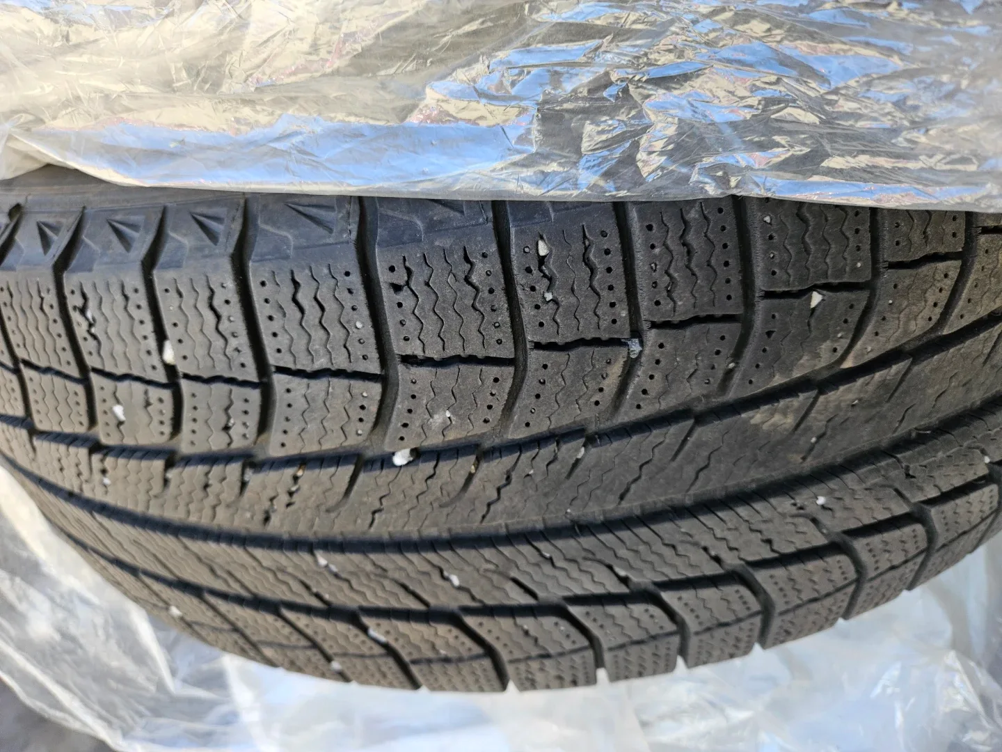 225/65R17 Michelin Winter Tire image indicator(3)