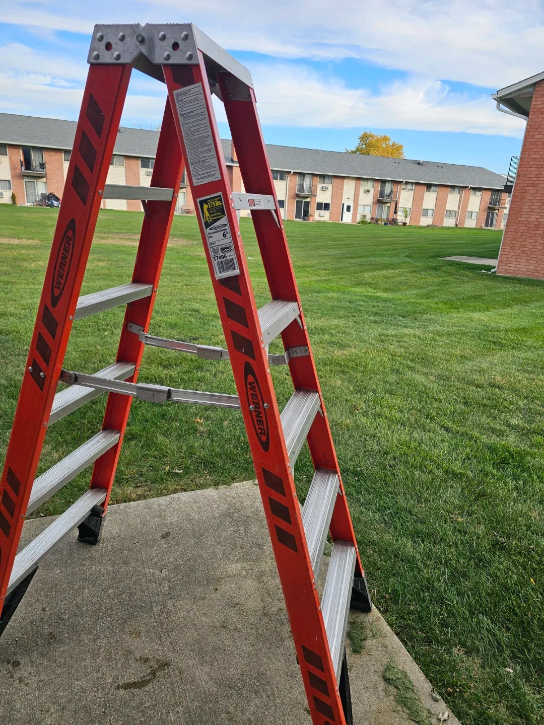 Werner 6 ft Fiberglass Step Ladder - 375 lbs Capacity image indicator(5)