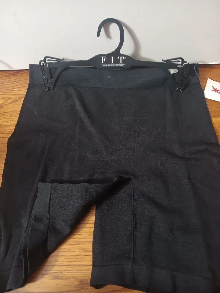 FIT Figure Improving Technology Soft Seamless Short - XL
