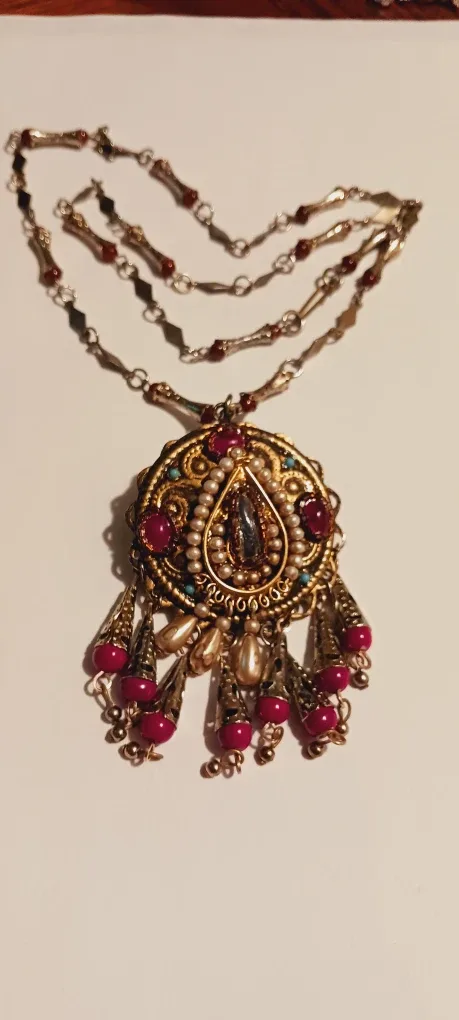 Beautiful Vintage Pendant with Necklace