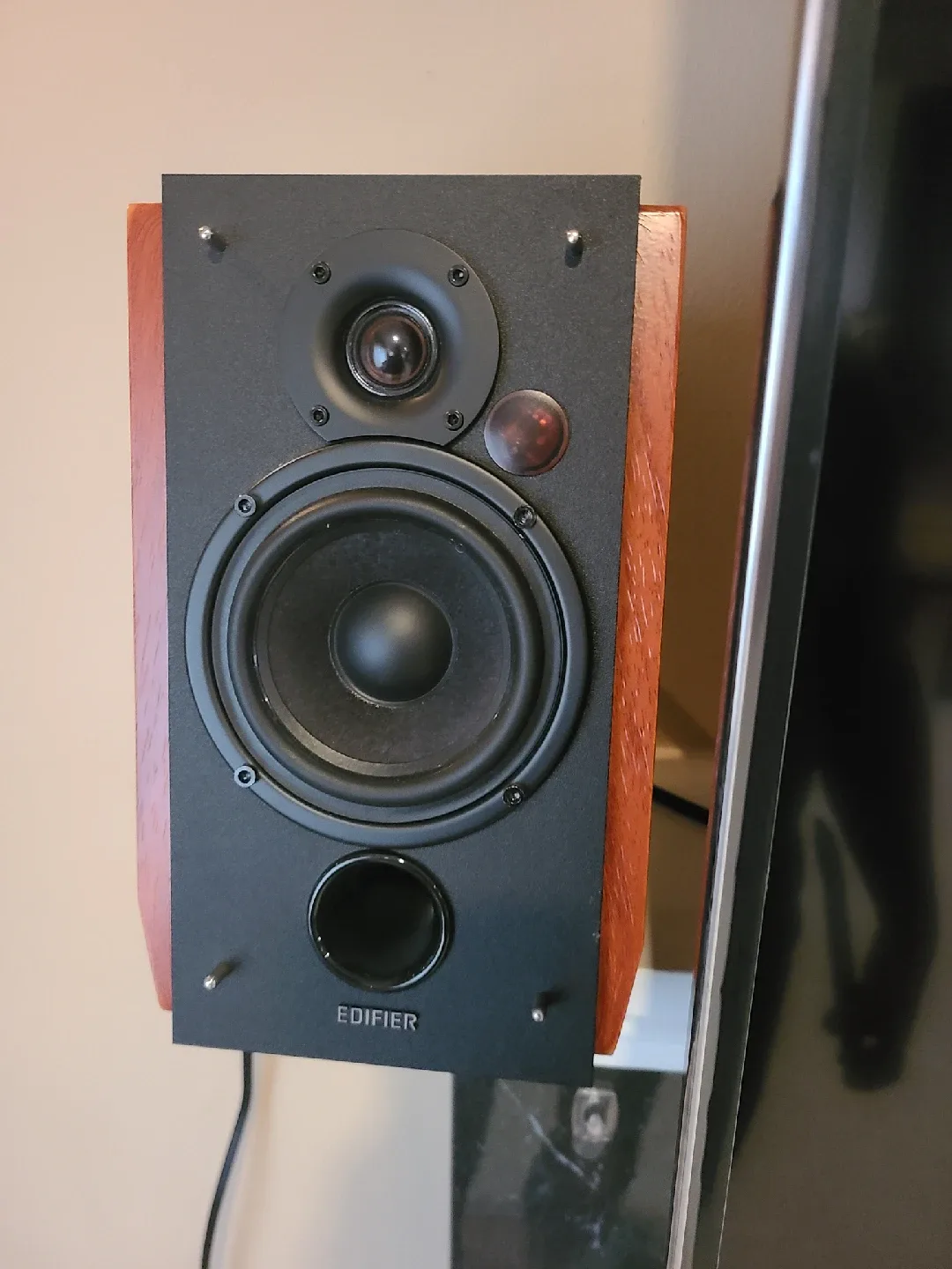 Edifier r1700bts  bluetooth bookshelf speakers image indicator(3)