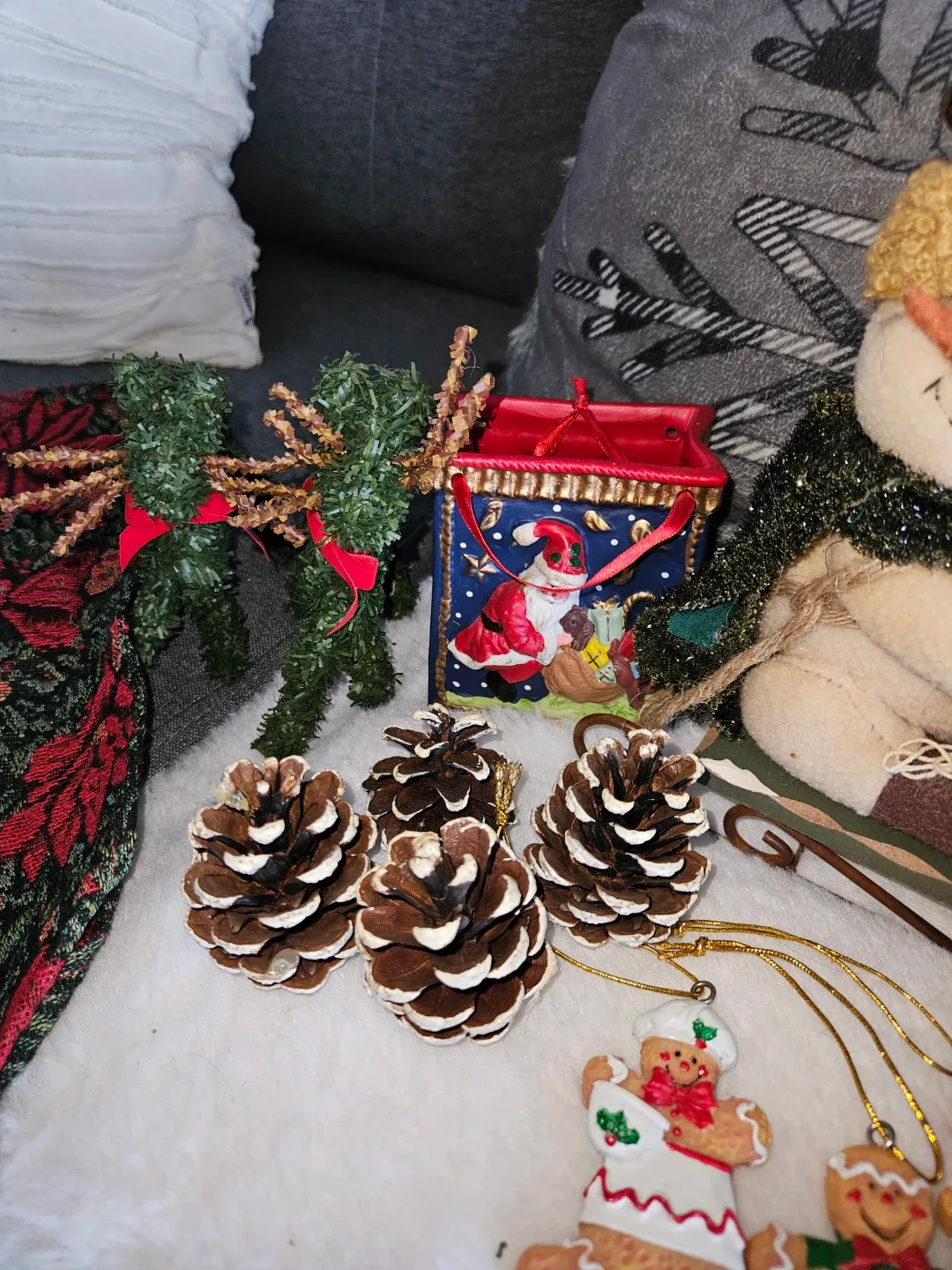 Christmas ornaments and decor image indicator(3)