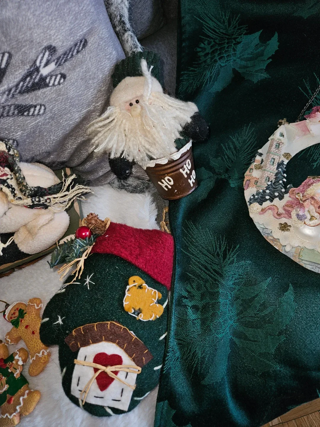 Christmas ornaments and decor image indicator(5)