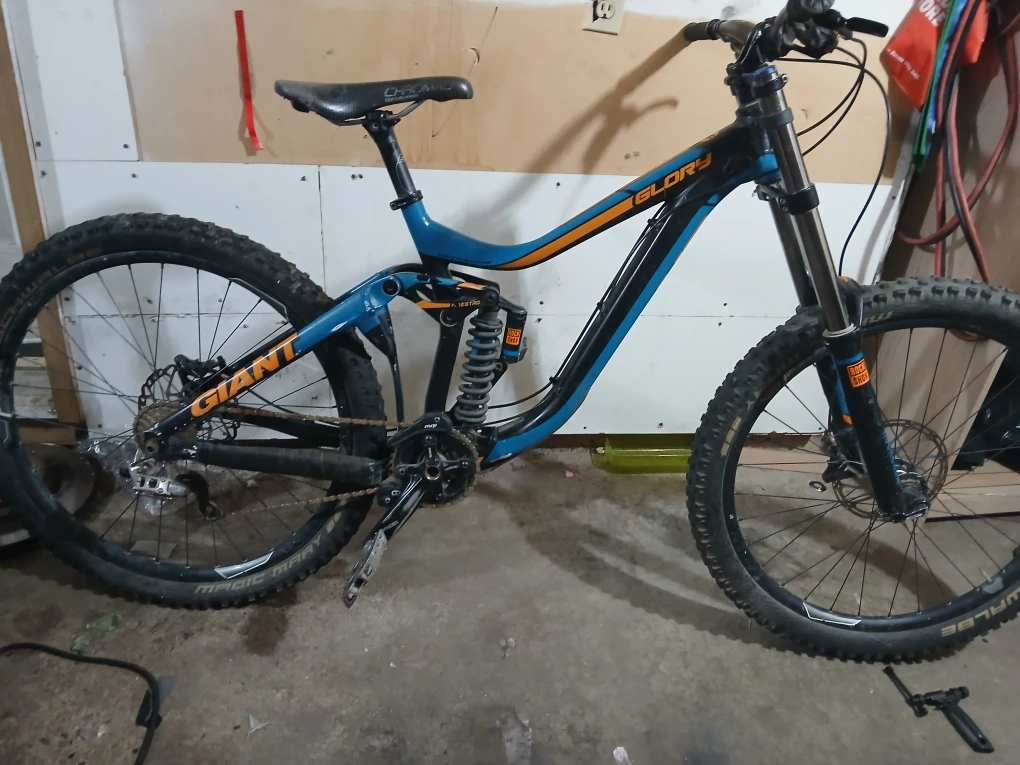 Giant Glory Downhill Mountain Bike