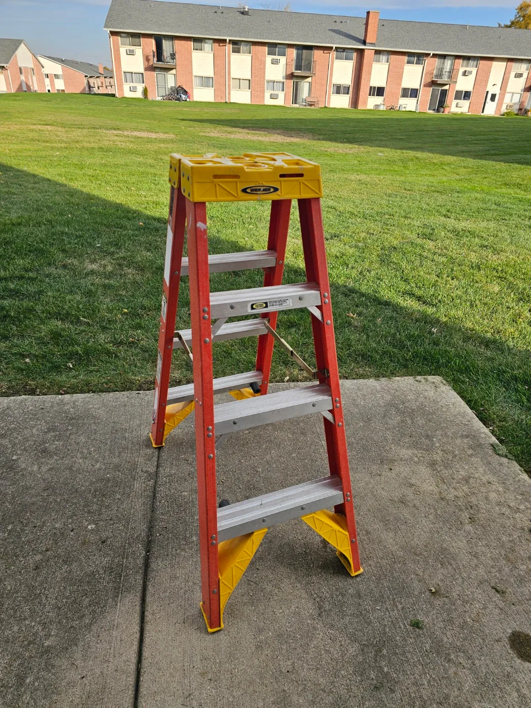 Werner 4ft Fiberglass Step Ladder - 300 lbs image indicator(10)