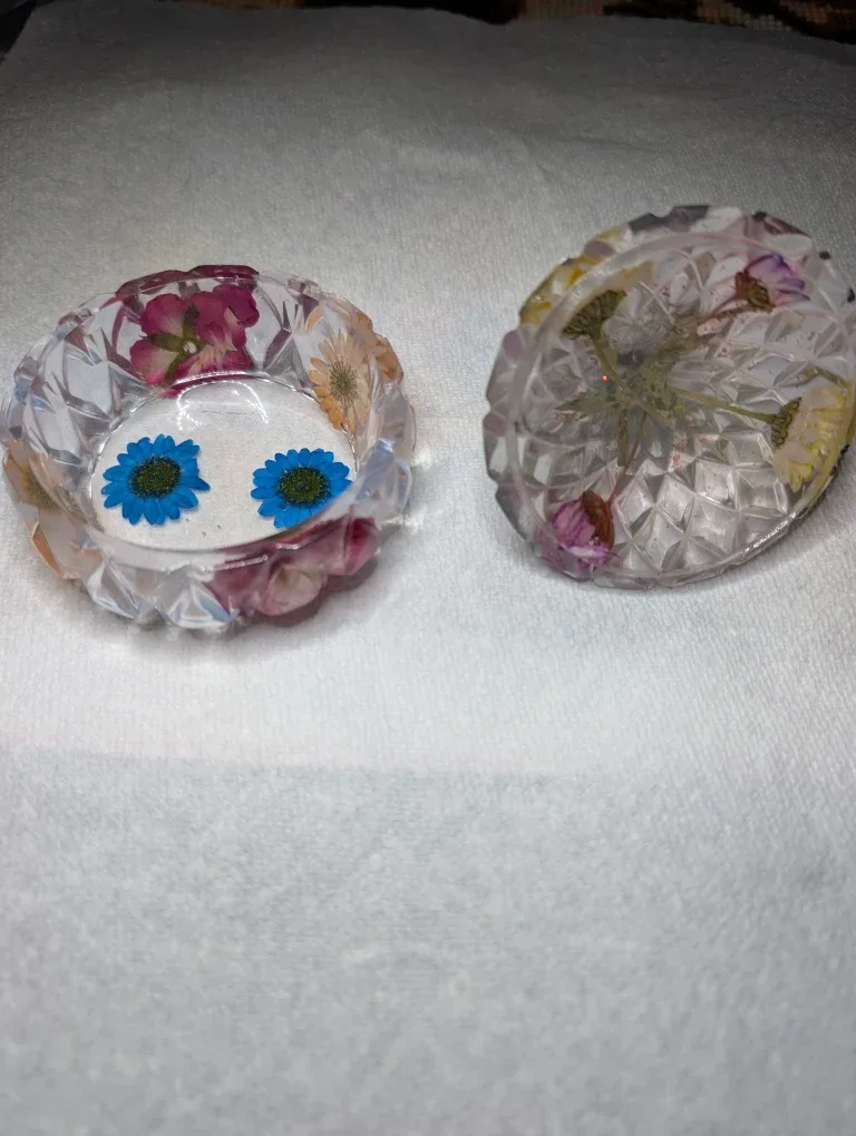 Handmade Resin Trinket Dish with Dried Flowers image indicator(2)