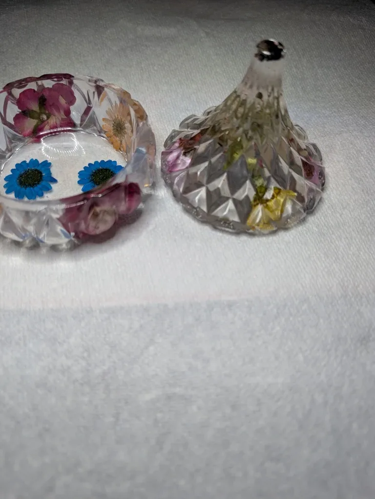 Handmade Resin Trinket Dish with Dried Flowers image indicator(3)
