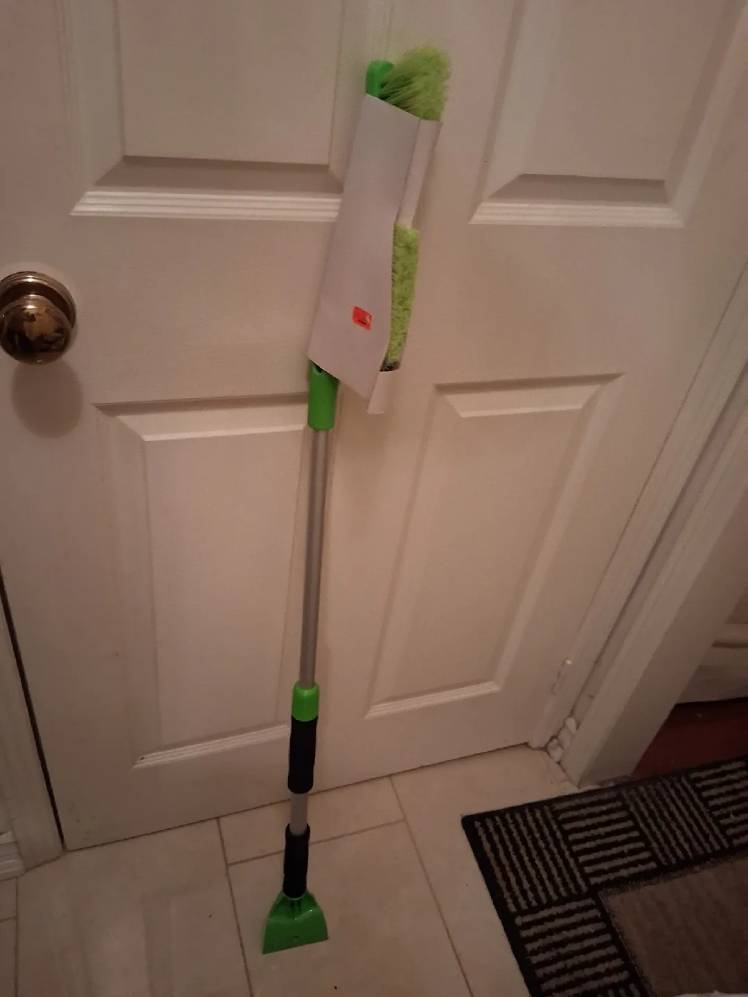 Very sturdy telescopic snow brush, squeegee and scraper image indicator(2)