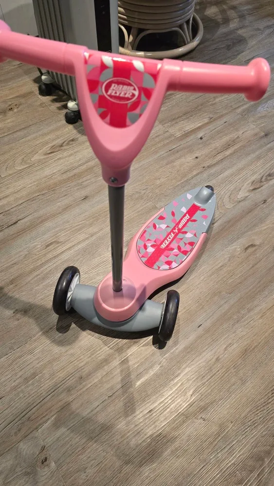 Radio Flyer Pink Kids Scooter image indicator(2)