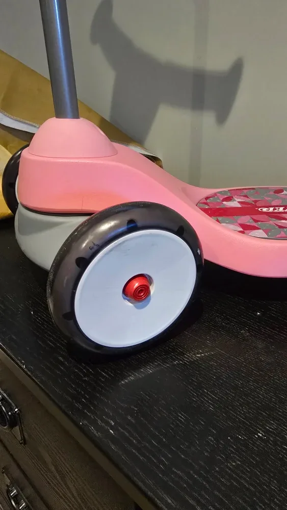 Radio Flyer Pink Kids Scooter image indicator(3)