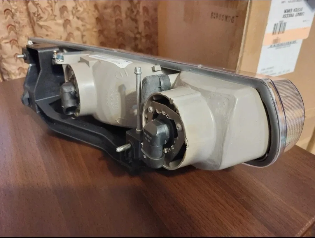 TYC 20-6016-00-1N Saturn Driver Side Headlight Assembly image indicator(6)