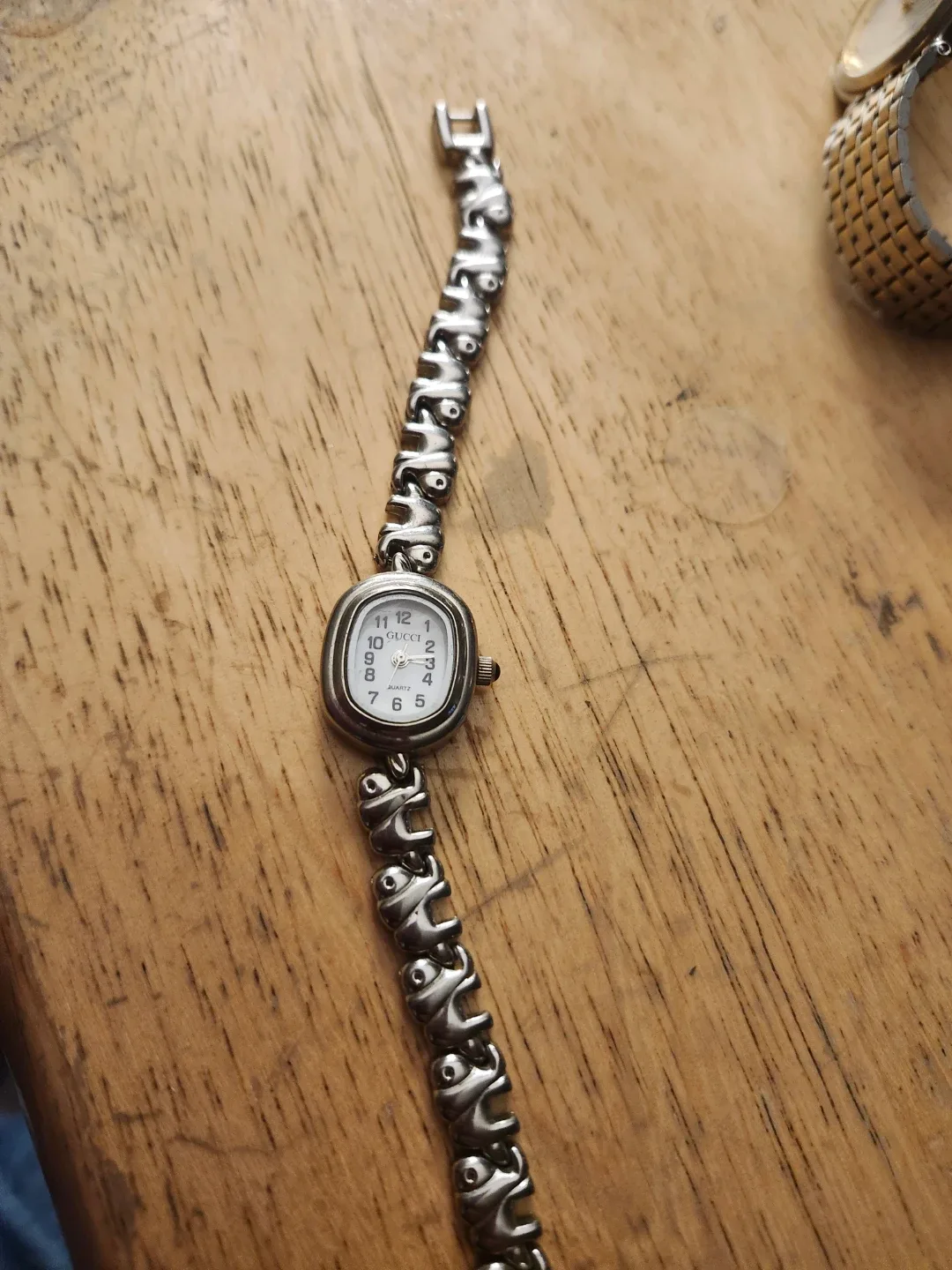 Gucci Women's Quartz Watch image indicator(2)