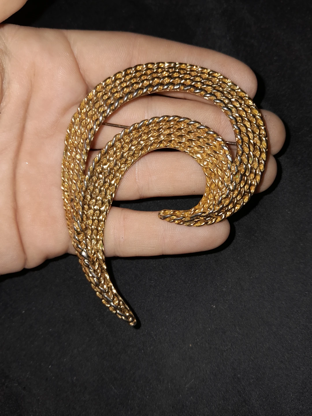 Vintage Gold Tone Brooches - photo 3